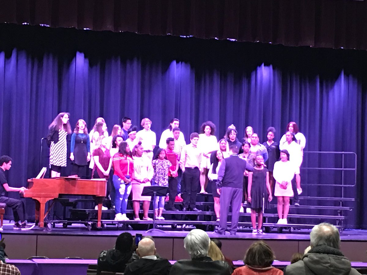 3kidsjkj's tweet photo. @sandragreid @philrobinson27 Mr. Robinson and his choir #springconcert2017 https://t.co/L7BtIy2woT