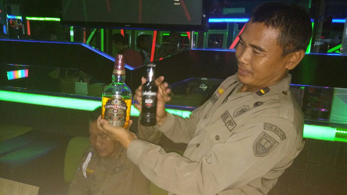 SatpolPPBatang's tweet photo. Hasil kemarin dalm rngk menyambut bulan suci ramadhan  giat penyakit masyarakat dg menyisir tmpat hiburn cafe dan karaoke.
dari timur jauh smapi dg batang kota, mengamankan miras jeniz AO kecil 42 btl, AO besar 14, merk amorre 37 botol, Chivas regal 1 botol dan smurrof 8 botol https://t.co/1ri4VqplXs