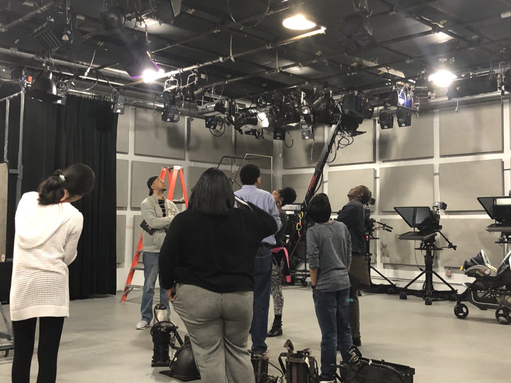 MandiWyndham's tweet photo. Learning about #studiolighting @mymcmedia tonight with the #StudioProducerClass. https://t.co/fCv33ldhzd