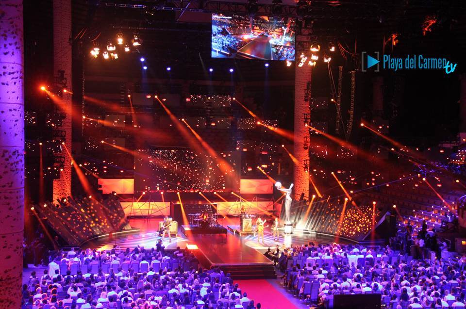 PdelCarmenTV's tweet image. Fiesta del cine en la #RivieraMaya! 🇲🇽
Algunos momentos memorables en la gala de los #PremiosPlatino2018 a lo mejor del cine iberoamericano en @XcaretPark #PremiosPlatinoXcaret @PremiosPLATINO @manaoficial @EugenioDerbez 
@QuintaMagazine @BeSocialEdu @EvelynPintado