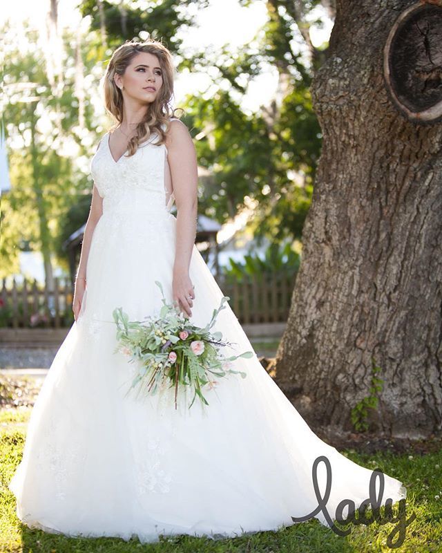 Y'all. Madisonville is kinda magical. Or maybe it's just this gorgeous as hell bride making everything look golden. @__raybaybay #magazinemuch? #bridalgoals #neworleansweddingphotographer #dayumgirl #brideonabudget #nolaweddings #nolabride ift.tt/2KslIsP