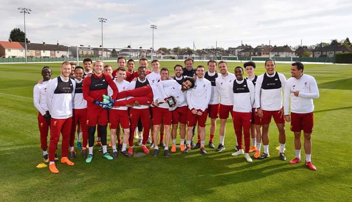 الفريق يحتفل مع Mohamed Salah بفوزه بجائزة أفضل لاعب في الدوري الإنجليزي PFA! 👏 

هكذا نحتفل، كفريق .. كعائلة .. كأسرة واحدة. 🔴