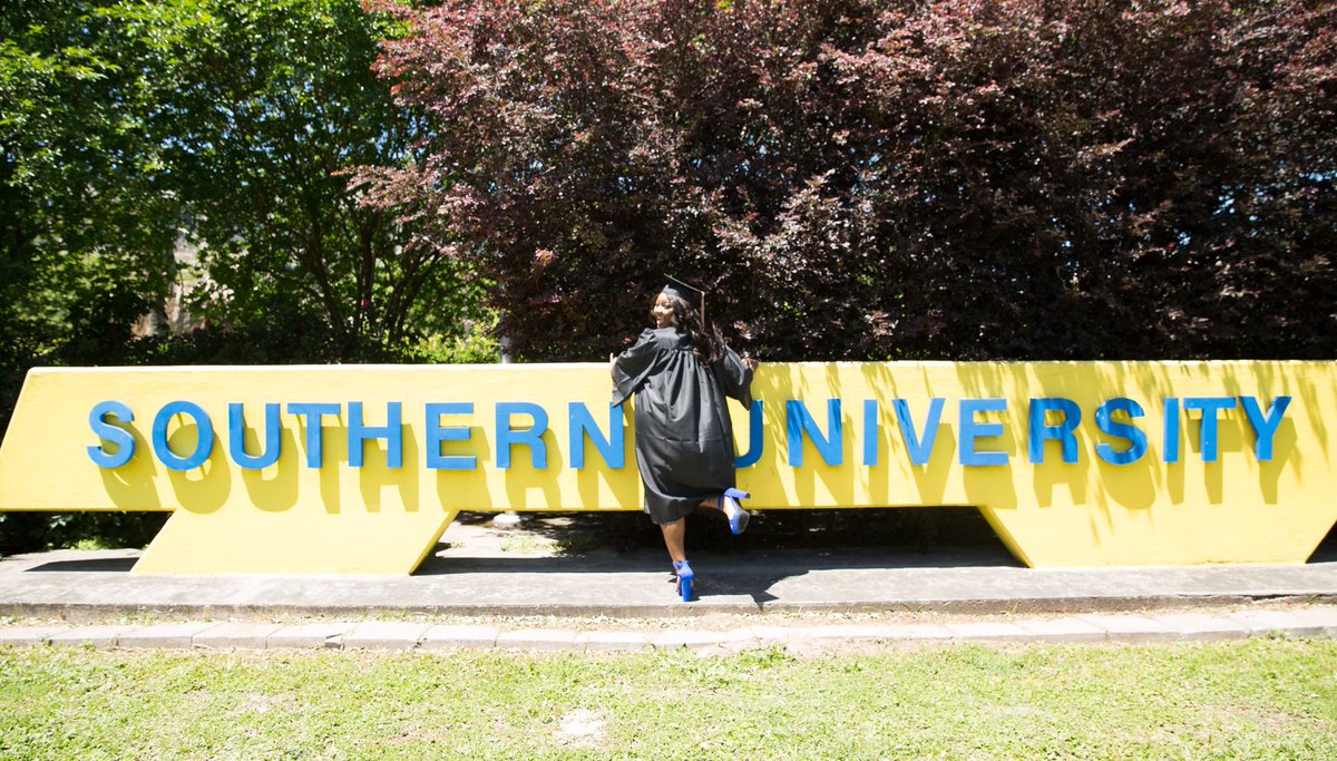 Blizzayyy's tweet photo. 12 more days 🤪🎓💛💙 #SUNOGRAD #almostover #BABOP #redbottoms #sikeisentthembackcuztheyhurtandijustwantedtobedownandshowmyfeetanyway #blackbottoms 🤓 https://t.co/yuHrsaccsN