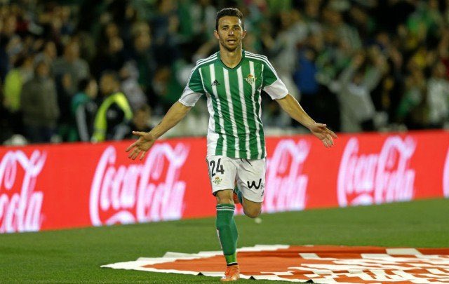 RBetisB12's tweet photo. Para mí esta es una gran noche pero no me querría despedir de este día sin mencionar al hombre silencioso. Ese que sin dar ruido es leyenda viva del @RealBetis y que nos ha permitido llegar hasta aquí. Sin él nada de esto podría ser verdad ALTOS HONORES A DON RUBÉN CASTRO MARTÍN https://t.co/HonaH6GFJh