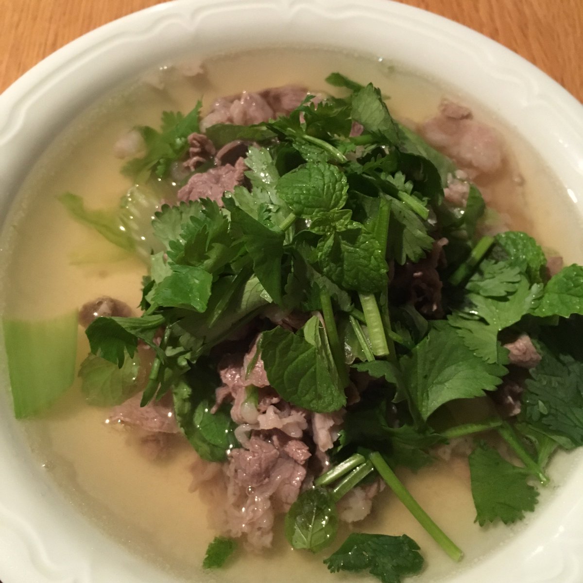 ロクセンスズメダイ 有賀さん Kaorun6 の牛肉とパクチーのベトナム風スープが感動的に美味しくて 2回目はフォーにアレンジしてみた ダシダやフライドガーリックを加えてナンプラーとレモンで味がまとまる感 ニラともやし 糸唐辛子とパクチー山盛り