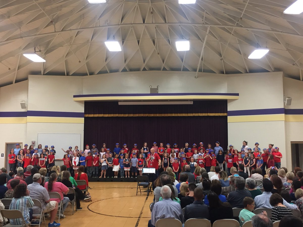 Loved all the patriotic songs performed by our 2nd graders!  Fantastic show! 🇱🇷🇱🇷🇱🇷