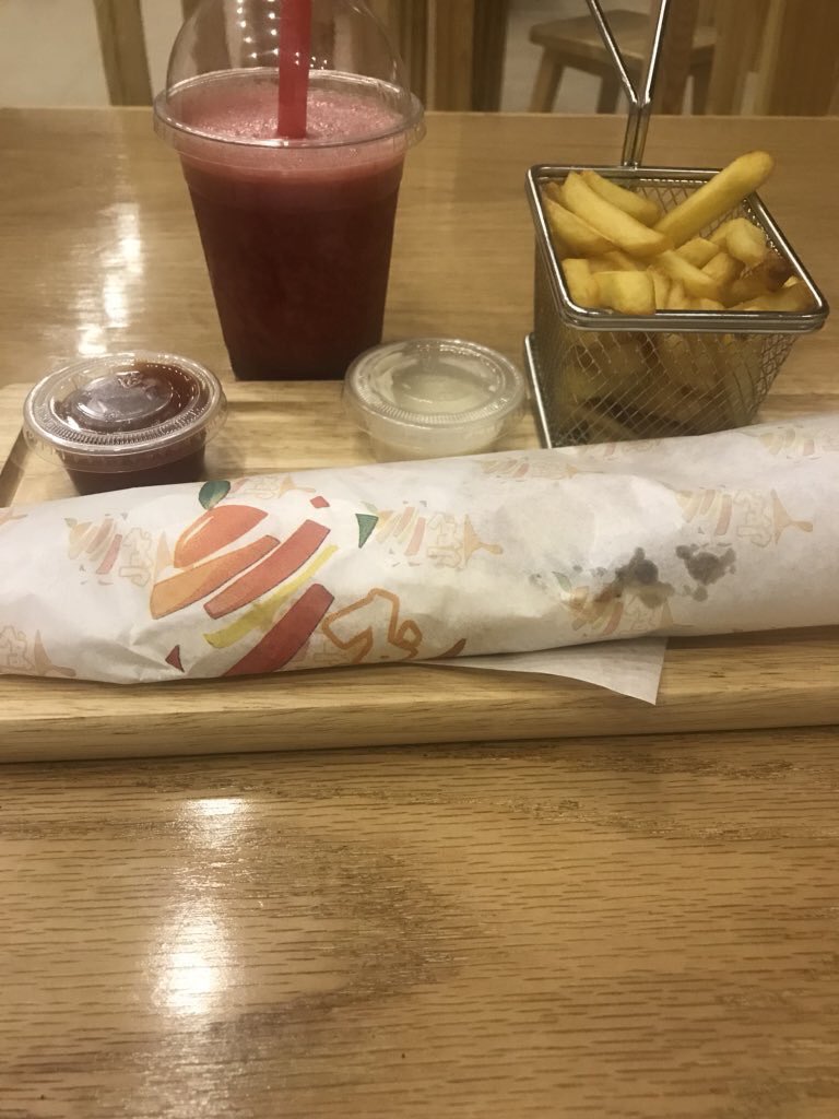 jamoolrest's tweet image. #حفرالباطن_الان

قص اللحم من جمول 😋👌🏼

#جمول_للعصائر_والشاورما