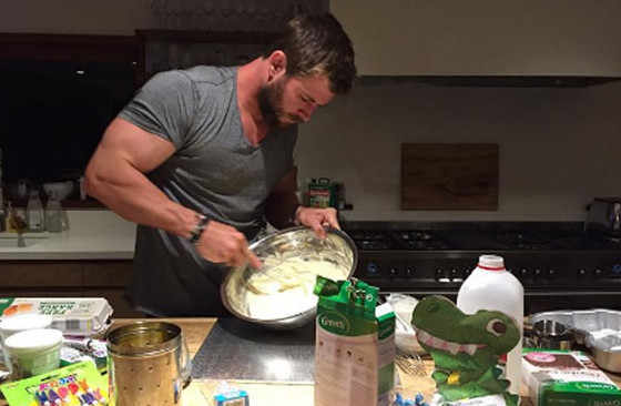 strangeluc's tweet photo. nunca esqueça o dia que chris hemsworth salvou o aniversário da sua filha fazendo um bolo depois que a confeitaria avisou que não conseguiria fazer a tempo https://t.co/v6iomj8jmH