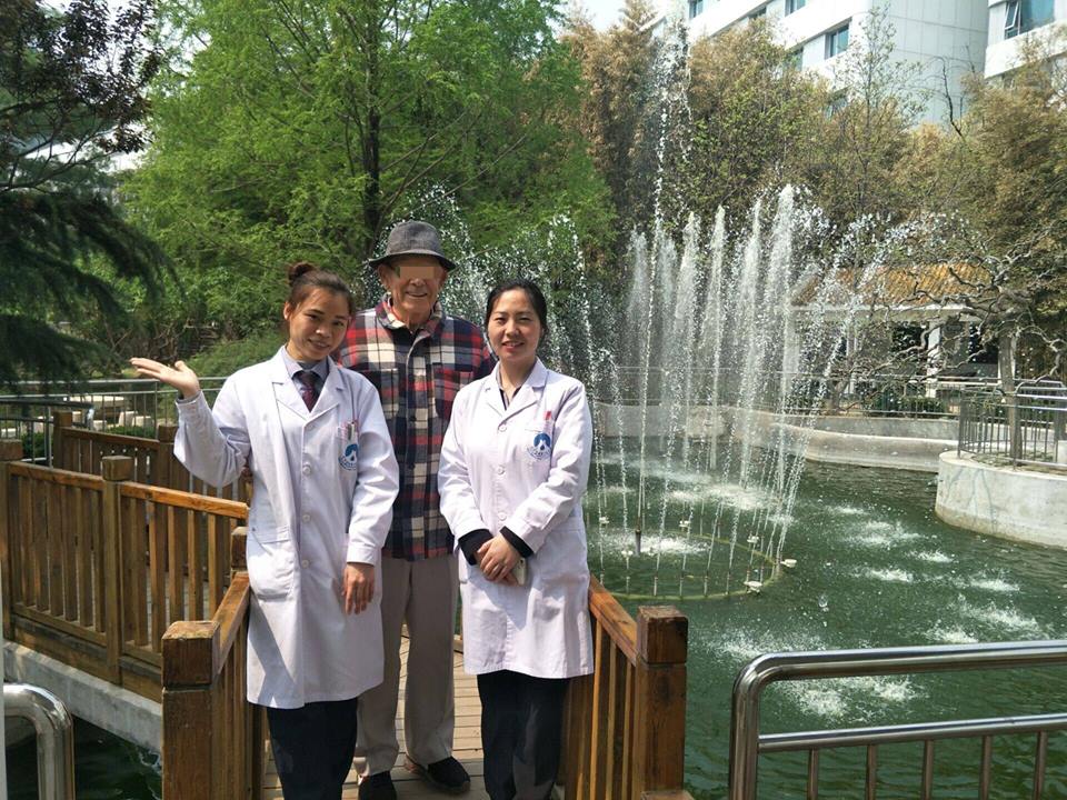 This patient is from Australia. His condition has improved after our treatment. It is sunny today, the patient's mood is also very good.