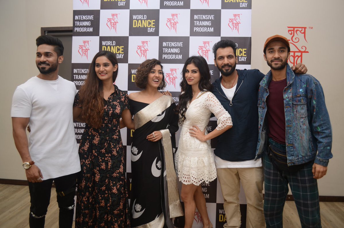 MohanShakti's tweet photo. "True wealth is where your friends are"   

@Roymouni @SalmanYKhan @punitjpathak @TheRaghav_Juyal @thisIsMukti @neetimohan18 @kmohan12 @NrityaShakti #worlddanceday https://t.co/1CSqYe8bHG