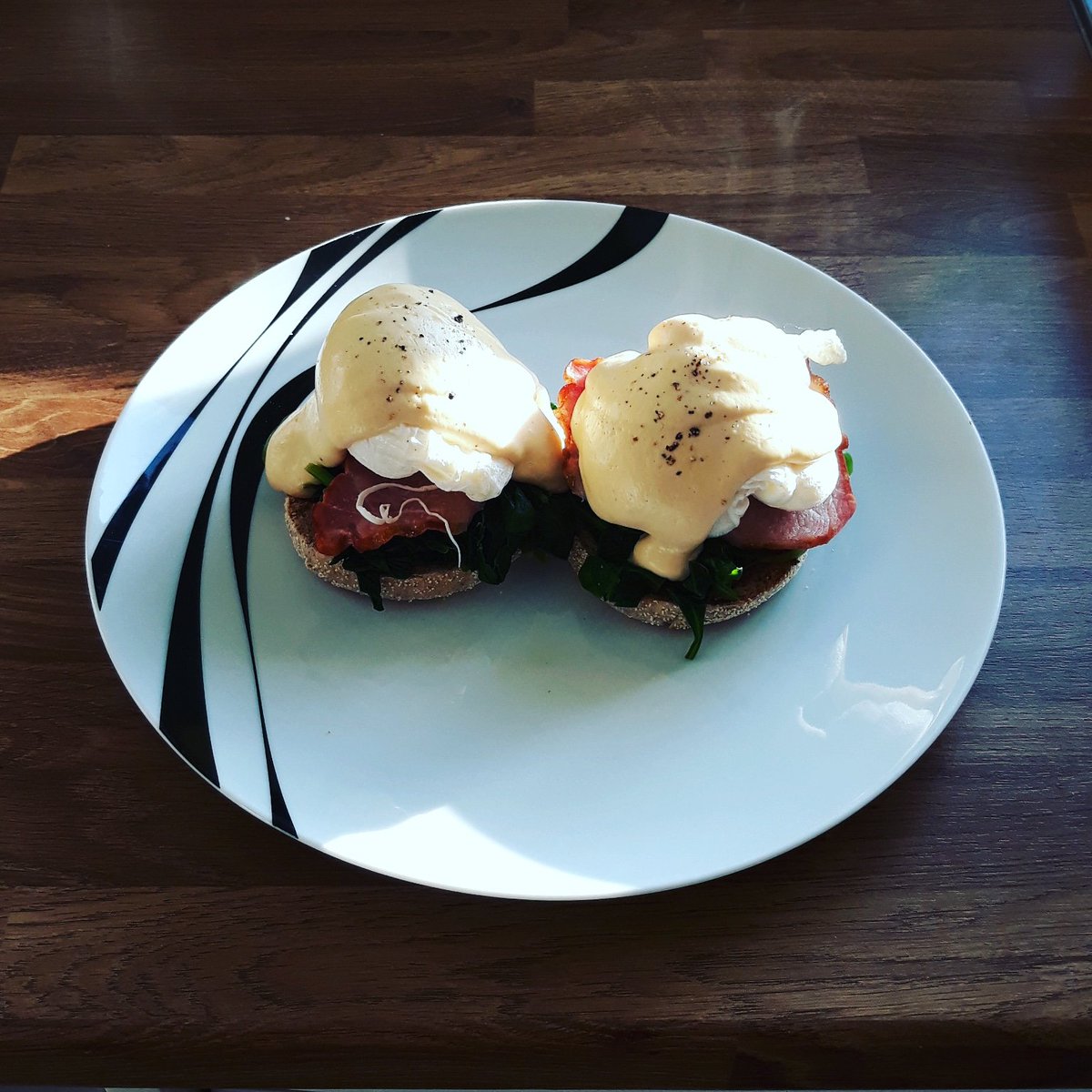 WebsterPhilip's tweet photo. Breakfast time. Smoked bacon spinach, poached eggs, yogurt hollandaise. #leanfood #ketodiet #MensHealth #lean2018 #weightloss #FuelYourBody #weightlossjourney #weightlossdiet https://t.co/vfdQTg47aP