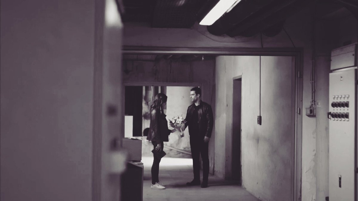 Ferhat giving flowers... First time... ❤

#SiyahBeyazAşk #AsFer #BirceAkalay #İbrahimÇelikkol #AslıAslan #FerhatAslan #BöyleBitemez #AsFerBitmez