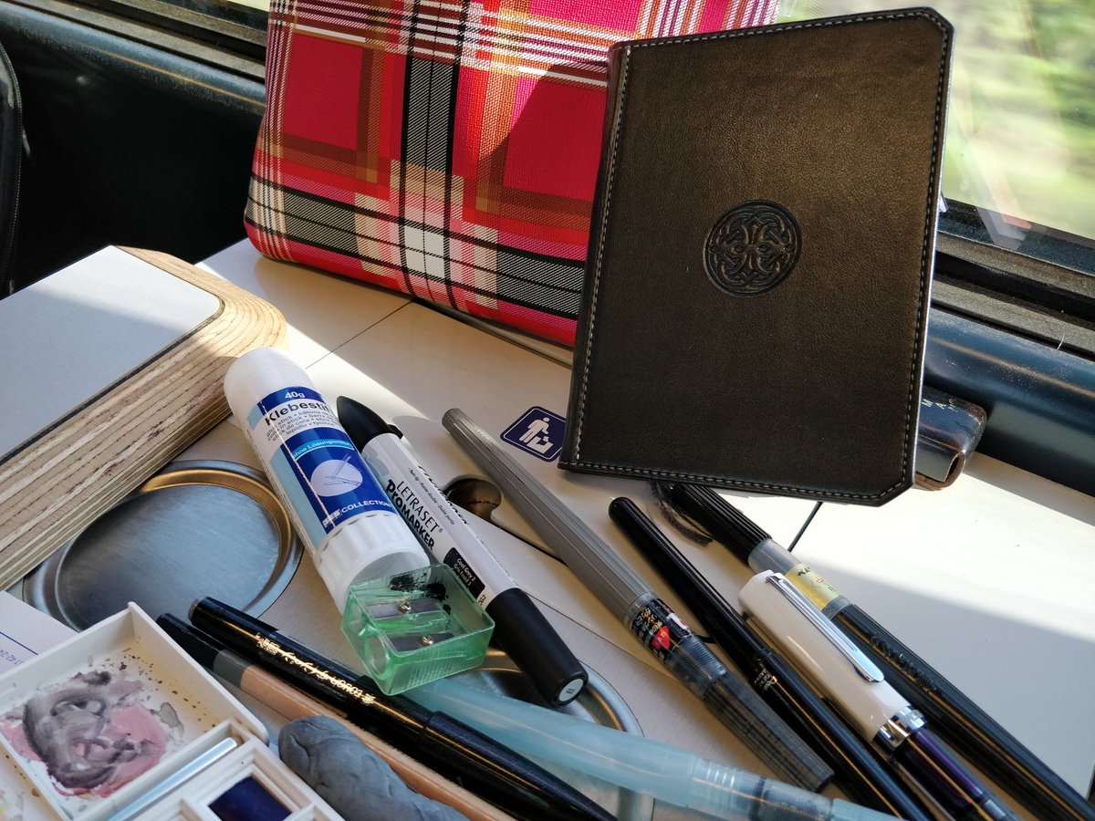 dieHauteCulture's tweet photo. Starting a new #travel #sketchbook using gifts from the #isc17hh. This year you will all have to draw in it at #isc18lx #community #spirit #TodaysDoodle https://t.co/Yvw2aBod59