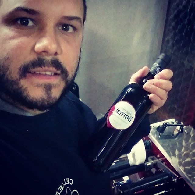 cellersabate's tweet photo. Bon dia, continuem etiquetant! Uenos días, continuamos etiquetando. #masdenbernat #lavilellabaixa #vino #garnatxa #garnacha #viscaelvi #winelovers #priorat #desde1910 https://t.co/xIh1DgyVYO
