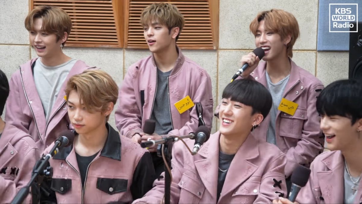 smlul's tweet image. #StarInterview 1:44 DJ:ได้โพสต์FBโปรโมตว่าจะสัมภาษณ์ #StrayKids มีคนมาเมนต์เยอะมากๆเป็นครั้งแรกของเราเลยค่ะแล้วก็Arab FCรู้จักSKZดีกว่าพวกเราอีกค่ะ,ทราบมั้ยคะว่ามีArab FCด้วย,#Bangchan:พอทราบว่ามีArab FCแต่ไม่ทราบว่ามีเยอะ เป็นเกียรติมากครับประทับใจมากครับ youtu.be/y1rXvRpGq4Q