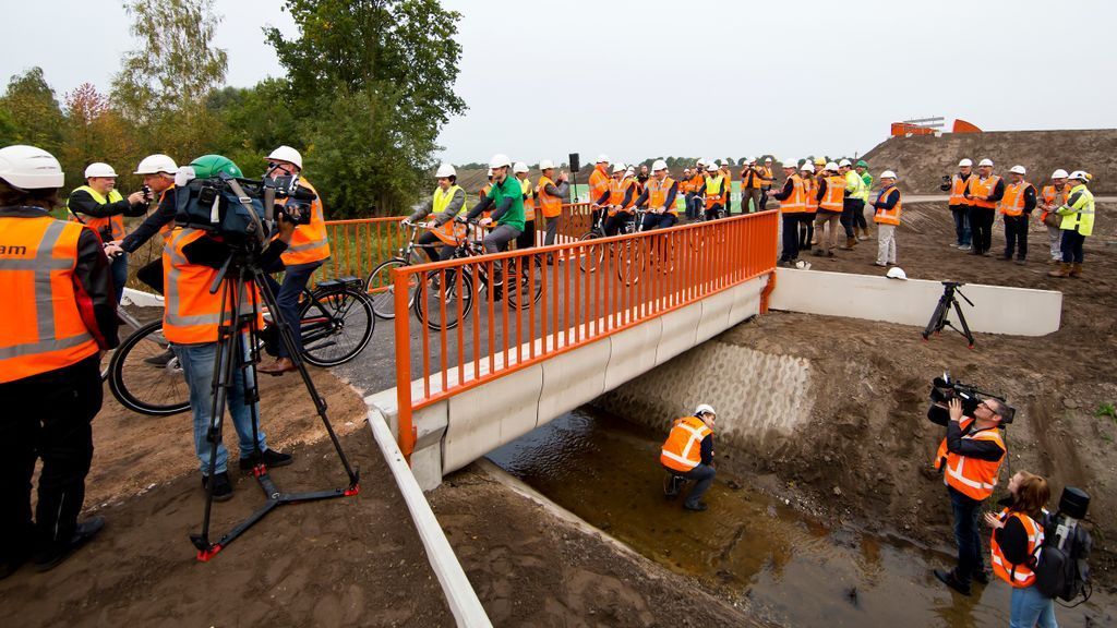 TheB1M's tweet photo. A “3D printed concrete bridge” has opened to cyclists in The Netherlands: https://t.co/e6314CZKLU #construction https://t.co/qFWmdq9oJC