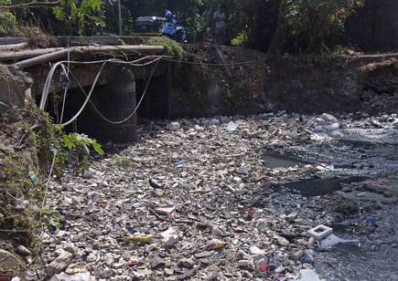 IndianRiverz's tweet photo. Untreated chemical waste and sewage make a toxic mix near Noga company at Aarey Colony in Goregaon.

#SaveAareyForest https://t.co/Xjjlb5LrvZ