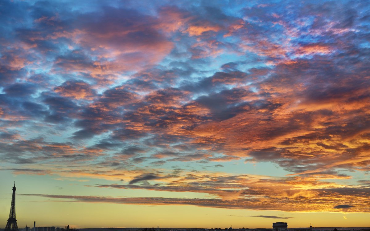 davidphenry's tweet photo. A sunset between l’Arc de Triomphe and the Eiffel Tower, seen from avenue de Villiers. #sunsetting #EiffelTower #arcdeTriomphe #sunset #arc #Triomphe #Eiffel #Tower #avenuedeVilliers #panorama #placedesTernes #Ternes #Villiers #Paris https://t.co/P41wCbm2T8