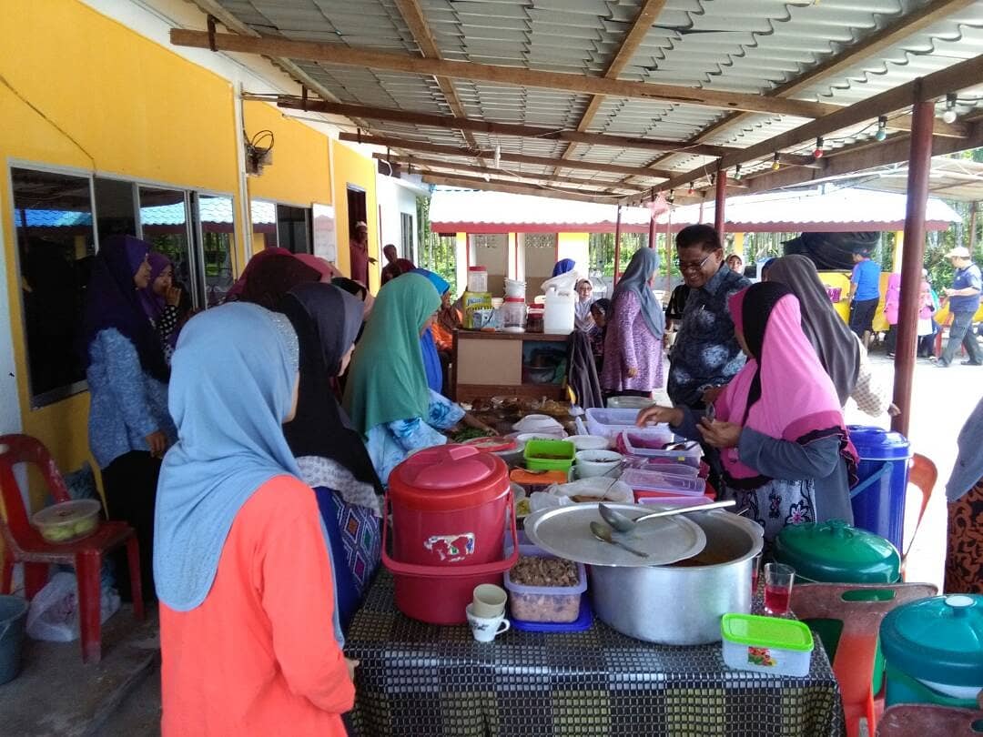 FOBNKEDAH's tweet photo. Calon BN DUN Bukit Lada turun ke Kg pulau,kg jabi,,kg lanjut,,kg lancok tok leed kg bukit &amp; kg budi untuk berjumpa pengundi di kawasan beliau.
#JomUndiBN https://t.co/ei0Biprfe7