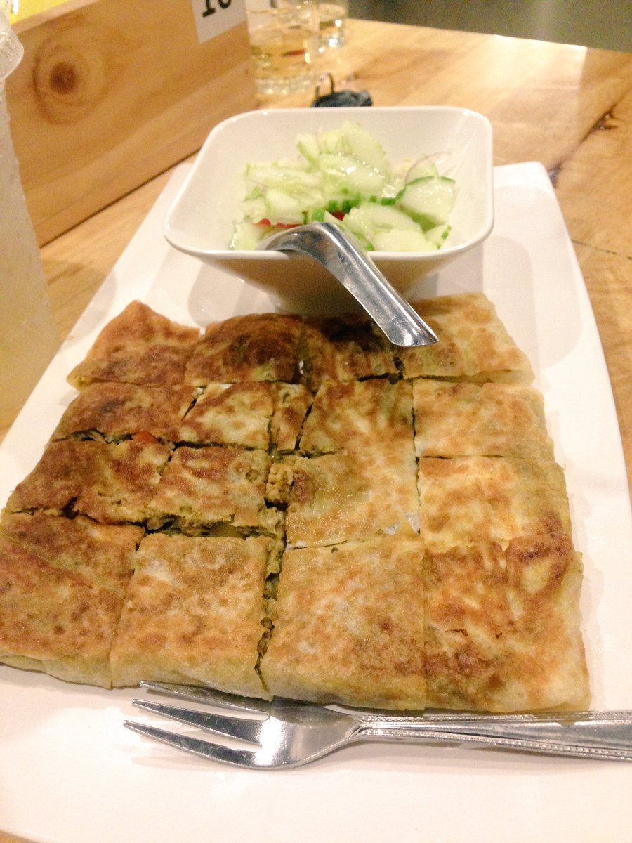 allampeat_____'s tweet photo. ร้านโรตีฟารีดา เพิ่งเปิดใหม่ ถนนมาบมะยม คือเราชอบกินมะตะบะอยู่แล้ว เลยลองสั่งมะตะบะไก่มา เสิร์ฟแบบร้อนๆ อร่อยมากกกกกก ชาโคลฝอยทองก็อร่อย  คนเยอะ รอนานนิสนุง มีเมนูข้าว+น้ำไรงี้ด้วย #ทีมบูรพา https://t.co/TRrh8HplU7