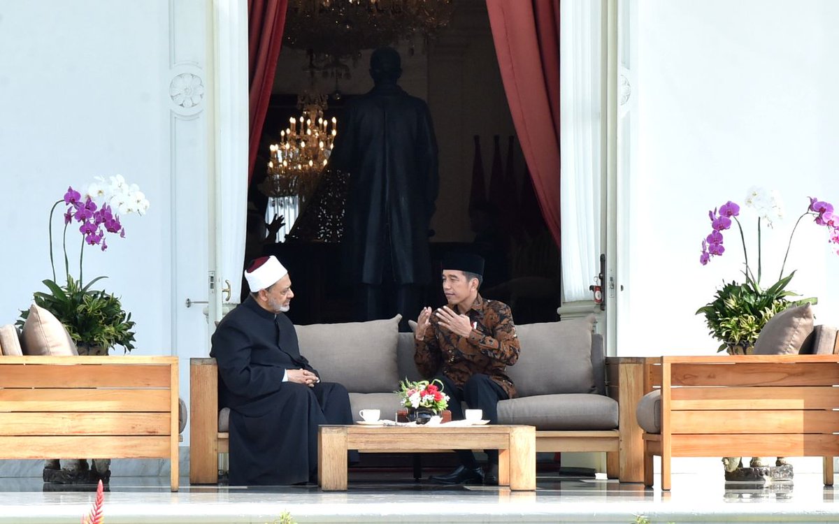 jokowi's tweet photo. Terima kasih atas kunjungan kehormatan Imam Besar Al-Azhar Prof. Dr. Ahmad Muhammad Ath-Thayeb ke Indonesia. Selamat mengikuti Konsultasi Tingkat Tinggi Muslim Dunia yang membahas tema Wasatiyyat Islam -Jkw https://t.co/bbOm7dlCkI