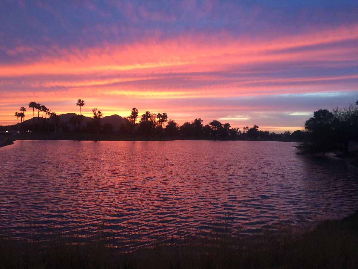 MyBackyardBeach's tweet image. Tonight’s #backyardbeach view brought to you by my local lake (AZ). 🧡💛💜 #mybackyardbeach  #wanderlust