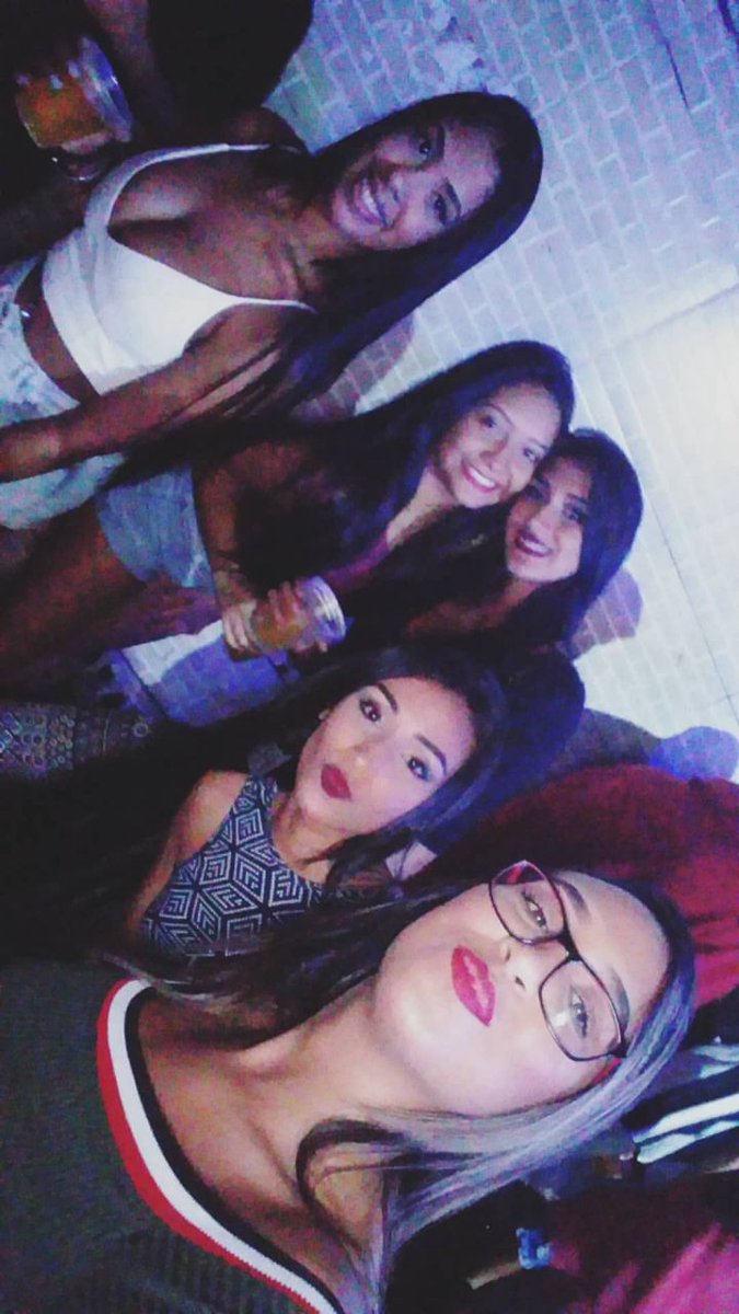 Paula01561777's tweet photo. Vestígios de um sábado a noite quase de manhã 👠👸😍 #minhas #tropinhadessa #sógata #daemnada #colocadas https://t.co/E619DLGMmV