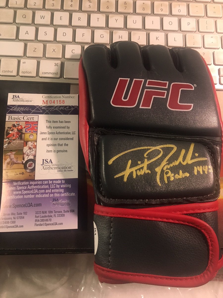 hbcollections19's tweet photo. MOVING SALE: Lets make a deal! Everything comes w extras.

-Rich "Ace" Franklin Signed Glove JSA Cert.
-Mike Garrett USC Signed Mini Helmet Tri-Star Cert.
-FUNKO POP LOT w/ cases. Take them all and re-sell.
-D'Angelo Russell Signed F/S Ball Steiner Cert. https://t.co/c6JSFXHjia