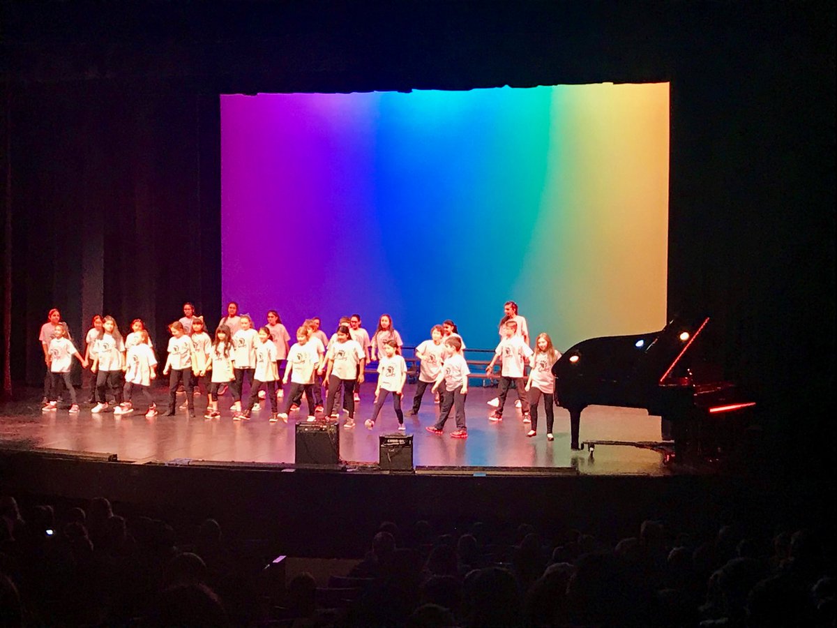 DuncanHazlewood's tweet photo. Nights of music! Clearbrook Elem shows great #character and learns a big lesson when the music stops mid-dance - the show must go on! Awesomeness! #abbyschools #learn34 https://t.co/BjboLrtd0p