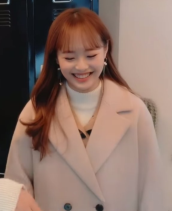 ChuuPicss's tweet photo. Queen             Queen
 of the             of the
 Cute                memes 

 #이달의소녀  #LOONA #Chuu #츄 https://t.co/qs76UVMnLX