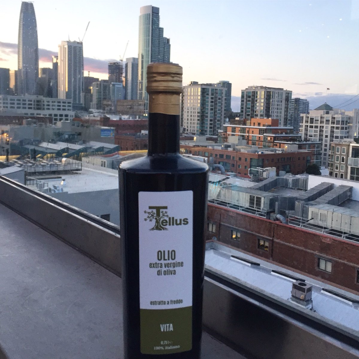 tellusolive's tweet photo. Tellus Vita in San Francisco! #tellus #tellusolive #tellusvita #evoo #oliveoil #extravirginoliveoil #oliodoliva #olioextraverginedioliva #bestfood #bestingredients #madeinitaly #sardinia #sardegna #gourmet #sanfrancisco #california #usa https://t.co/t2YSsnaLnv