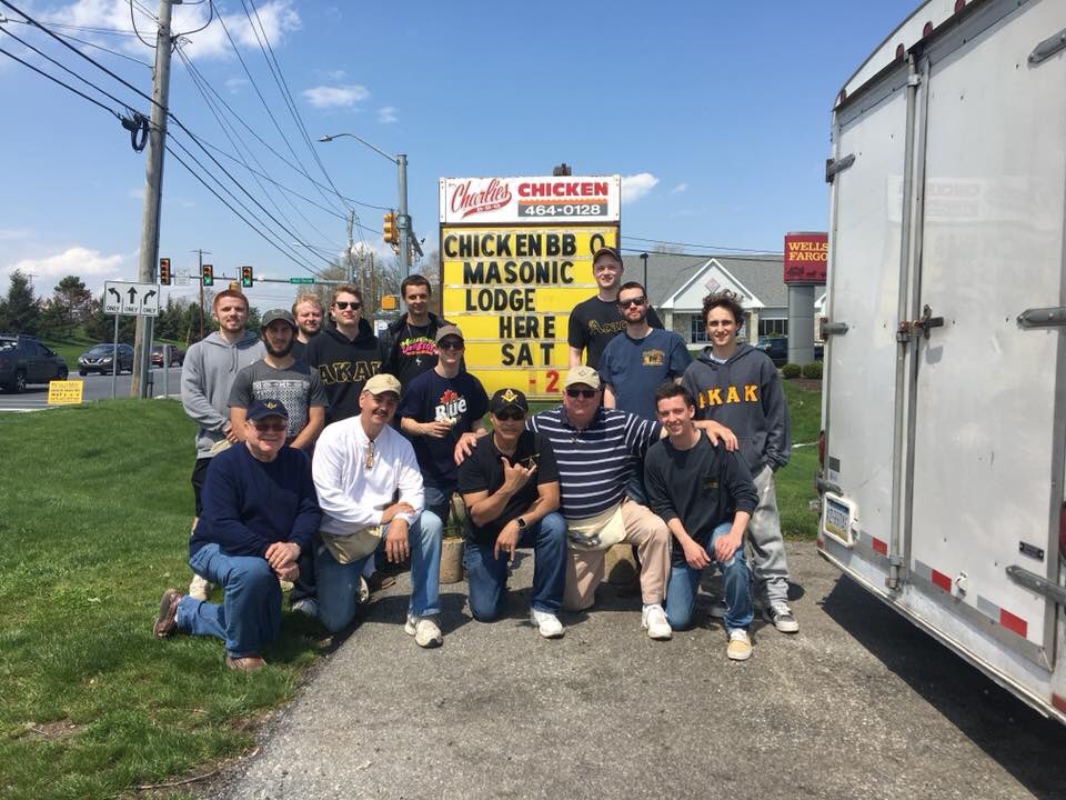 AcaciaMU's tweet photo. As Acacians we keep ties with our roots in the Masonic brotherhood. On our 4th day of service, we assisted the local Masonic lodge to run a chicken bbq at Stauffers of Kissel Hill. Not only did we package chicken dinners (delicious), but we also provided free window washes! https://t.co/FIUREDSstL