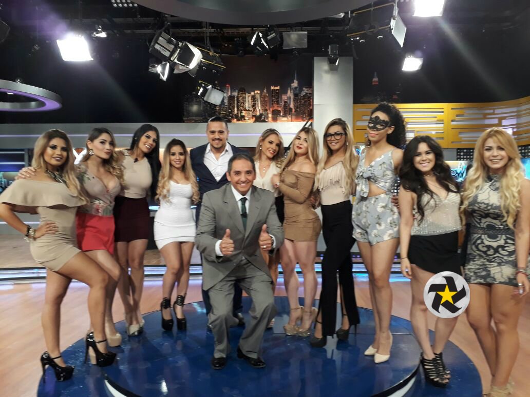 multimediostv's tweet photo. Así despiden las chicas de #EsShow a @GarzaaJr #FueraNinja  #EsShowGPS @_laenmascarada @jennyigleesias @gissellesampayo @LLugoedith @sandrammtv @madeeleynA @michelletrianam @Chinaantifaz @karlagzzcorona @Anel_90 

En vivo ➡ https://t.co/yivtzMAYnn https://t.co/fCj5pf2xsb