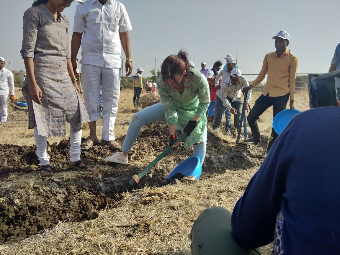 iFaridoon's tweet photo. BRAVO @aliaa08 ...she has actually gone to a village in rural #Maharashtra to take part in #Mahashramdaan for @aamir_khan 's @paanifoundation 

#Wah https://t.co/mWYDBLJGi7