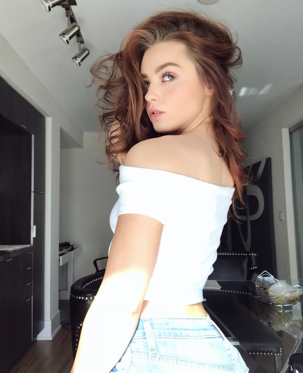 OnlyAlphaAngel's tweet photo. Admiring from afar just isn’t enough for you when I look like this, 

and you have to think about me, 

all day long. https://t.co/ybTI8EHpJA