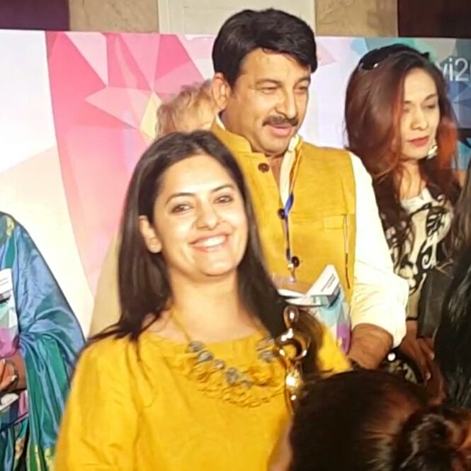 Meenumags's tweet photo. Thank you sir for having your presence around for our big day and making it a great memory for us.. @ManojTiwariMP you are truely a leader and most humble of all https://t.co/SgNTlhpa62