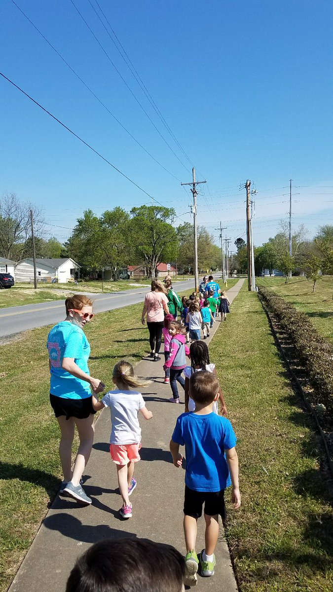 Room2RocksTRPS's tweet photo. Field trip day for room 2.  Had a great walk and got pizza!!! Then a wonderful picnic!!! @Room2RocksTRPS  #excellencebeginsTRPS https://t.co/BddjqMPfNS