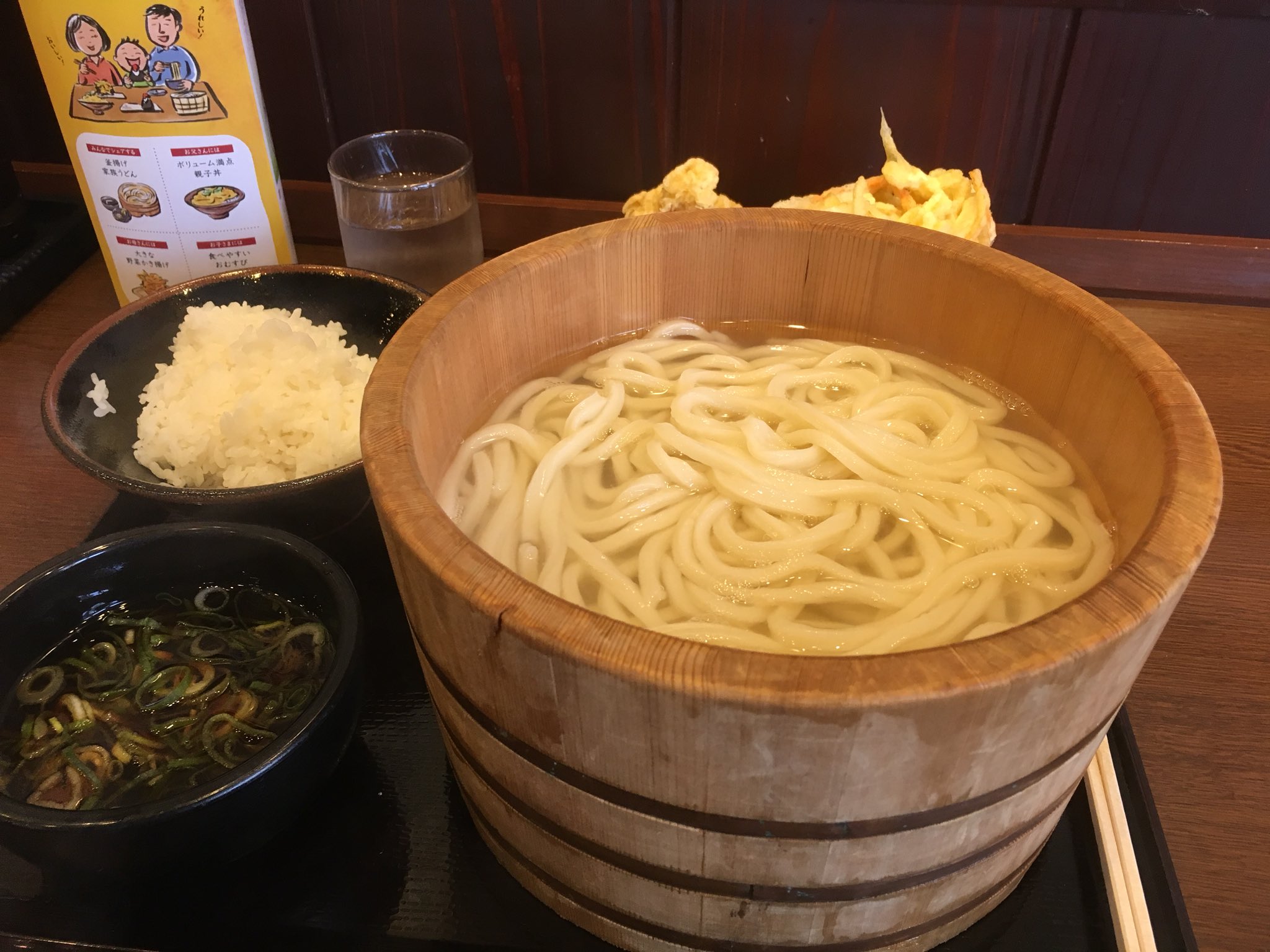 のーむ くまおじ Auf Twitter 今日は1日なんで釜揚げうどん半額の丸亀製麺でお昼 家族うどん半額じゃなくて悲しい で 特盛りになりました 笑 食べたことだしめいどりーみん行こうかな T Co Zl6ireafdt Twitter