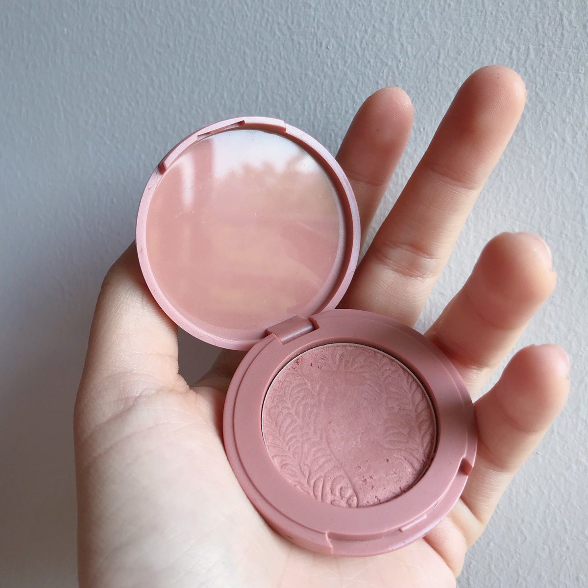 teddymakeup's tweet photo. โอ้ยยย บลัชออนที่ชอบที่พีคที่สุดในตอนนี้ต้องยกให้ Tarte ค่าาาา สี #Paarty เป็นสีออกชมพูตุ่นๆ อมส้มนิดๆ สีธรรชาติมาก และพิกเม้นแน่นอยู่ ทาวันที่แต่งหน้าเบาๆธรรมชาติได้อ่ะ #ไว้รีวิวห้ามขายของของโว้ยย #howtobeperfect #ใช้จริงรีวิวจริง #รีวิวเครื่องสําอาง https://t.co/6zjlVo7cEO