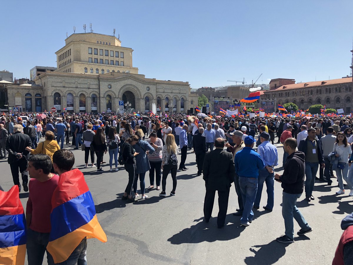 Ереван сегодня сейчас. Площадь Республики Ереван митинг. Площадь Азатутюн в Ереване. Люди в Ереване центр. Армения Ереван сейчас.