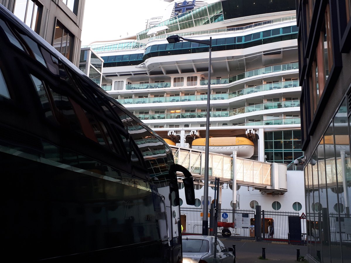 UltiemeBeleving's tweet photo. #vipbus aan de kade. Wederom een leuke #businesstrip van #antwerpen naar #rotterdam. Zakelijk vervoer op maat voor de complete Benelux.  https://t.co/K8A8G2r5Tb https://t.co/OlMNbUlCeW