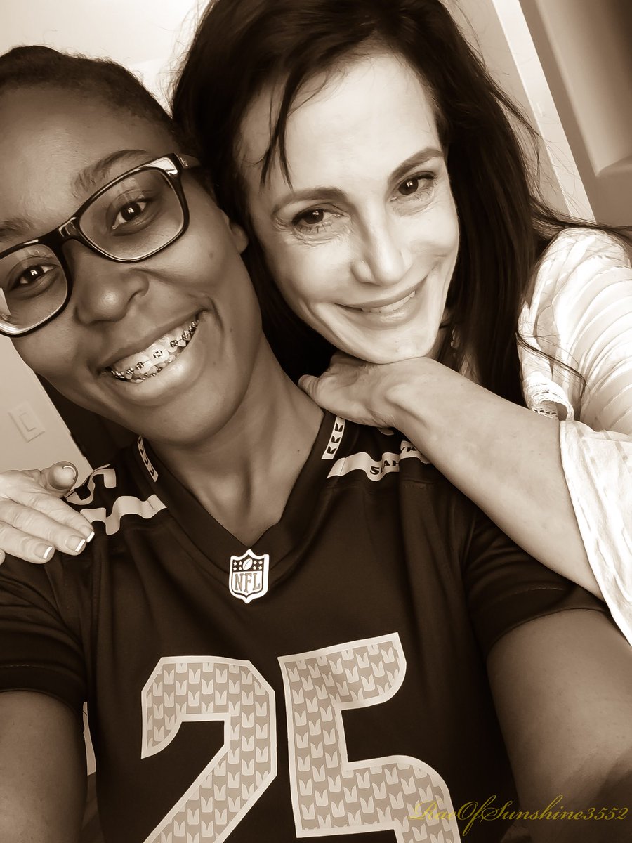 sunshine3552419's tweet photo. Family isn’t always https://t.co/dPsDadLUxF’s the people in your life who wants you in theirs. The ones who accept you for who you are. The ones who would do anything to see you smile. who will love you NO MATTER what!I love you Aunt Sheryl! 

#DnaDoesntMakeFamily #LoveDoes https://t.co/oKnBQIEEKG