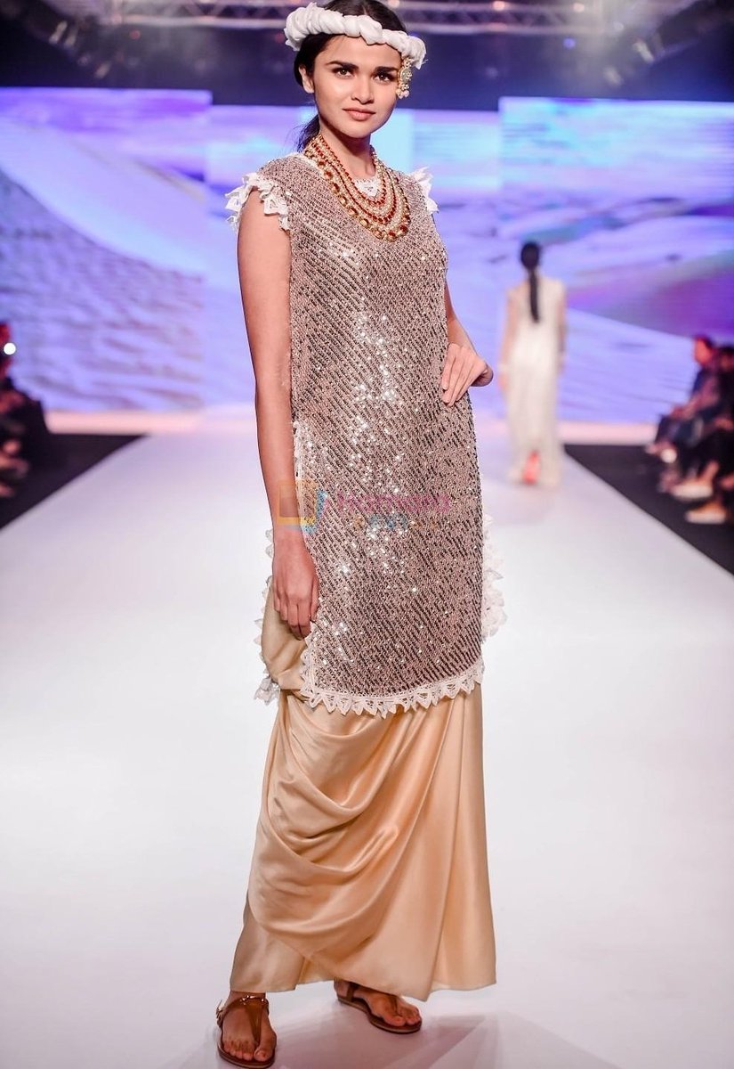 rinadhaka's tweet photo. Presenting @rinadhaka and @poonamsoni.soni at #BombayTimesFashionWeek #springsummer2018 #tresmode #footwear #inifdbandra #knowledgepartner #bombaytimes #fashiinweek #inifdmumbai #mumbai
#_iamelnaaz_ #india #fashiondesign #institute #college#showstopper #poonamsonijewelry #sari https://t.co/Ex5watn4wh