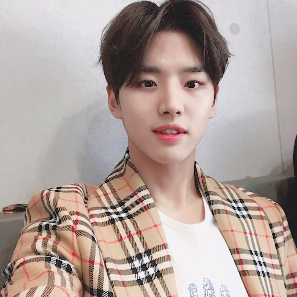 [#홍석] Struck with amazement and disbelief! The best news to start a new month. “May” this only be a humble start to the endless journey ahead of us 기분 좋은 5월의 시작이네요 :) 감사합니다💕