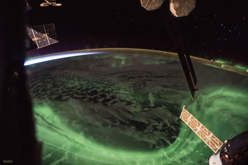 AllanCumming's tweet photo. The Aurora and the Sunrise : On the International Space Station (ISS), you can only admire an aurora until the sun rises. Then the background Earth becomes too bright. Unfortunately, after sunset, the rapid orbit of the ISS around the Earth means that sunrise is usually less… https://t.co/mv5NJfW5ED