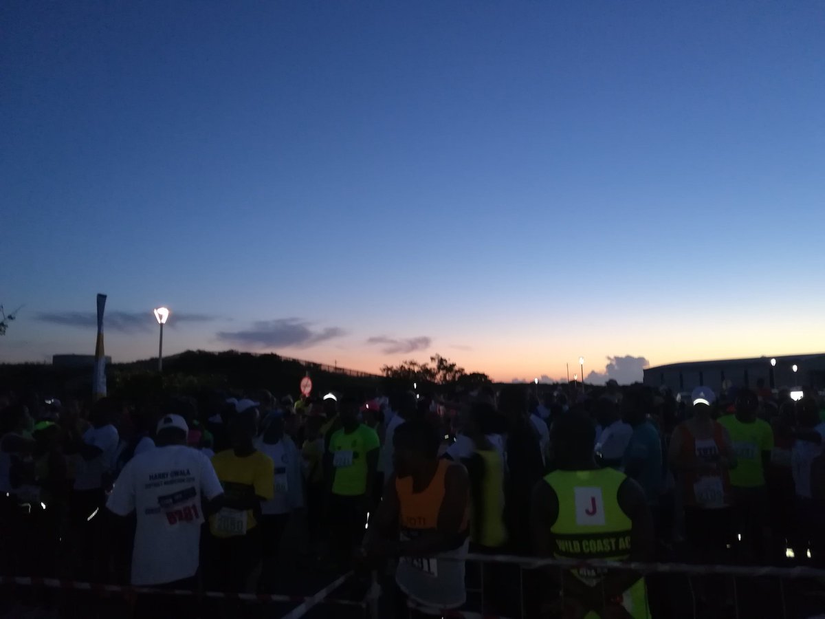 shonasa57's tweet photo. Early morning start for the 21km runners and walkers at this year's Hibiscus Challenge. @SCoastHerald @DavidRush5 https://t.co/a287SalT5n