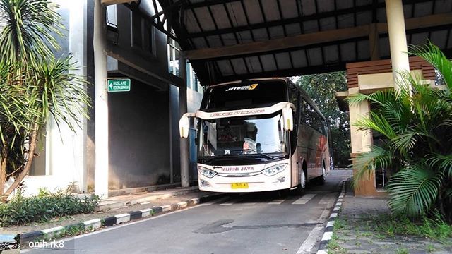 karoseriID's tweet photo. Regrann from @onih.rk8 - KmuIyaKmuTapiDariSemalemGkAdaKabar😢😒
○
○
Murni Jaya
HDD3+
Hino Rk8
Terminal Poris Plawad
○
○
#murnijayalovers
#ayonaikbiscom
#ayofotobis
#lfl
#like4like
#squadsafetyhunting
#doubleglassclassicbusindo
#bisindonesiaitukeren
#hdd3+
#mbs2k18… https://t.co/SPjkFGrpGq