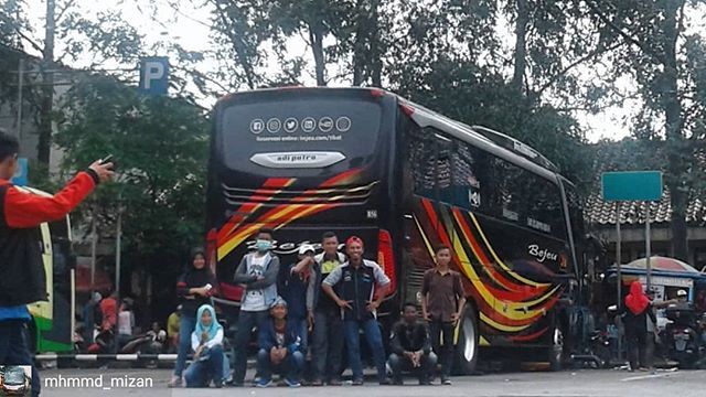 karoseriID's tweet photo. Regrann from @mhmmd_mizan -  Pesona Poris Plawad😄
~~~
📷 Bejeu B56 "Black Sweet"
🔧 HINO RK R260 dengan balutan body JetBus2HDD
🚩 Terminal Poris. P, Tangerang
~
#sukafotobis #bejeub56 #bejeu #ayonaikbis #ayonaikbiscom #bis_galery #busliving #bisindonesia #bispenggemar #bis… https://t.co/nDG7x0AtAn