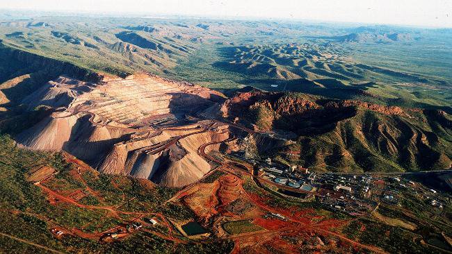 mecmining's tweet photo. The Argyle Diamond Mine is located in the East Kimberley region of Western Australia. It is the largest diamond producer in the world by volume. It is the only known significant source of pink and red diamonds, producing over 90% of the world's supply #mineshowcase https://t.co/DVhwddOuEy