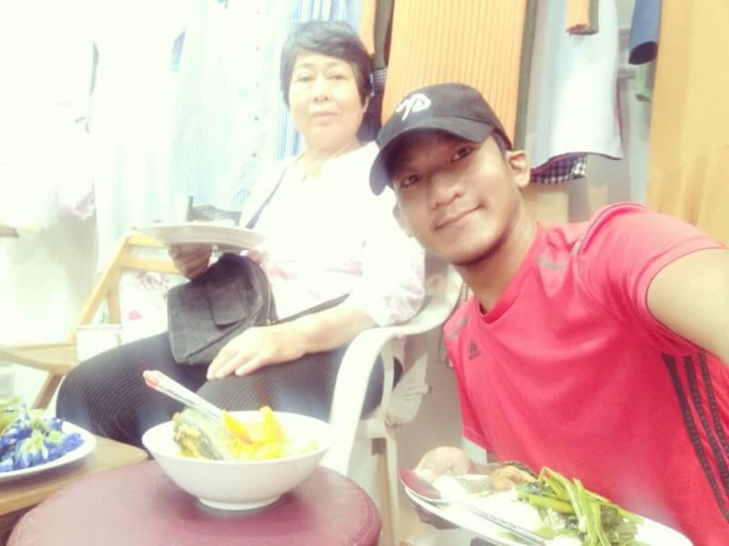 Fair95757948's tweet photo. กินข้าวกับยายครับผม https://t.co/tfmEEusZdw